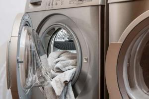 Bagaimana Cara Mencuci Pakaian Yang Ternajisi?