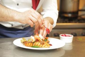 Bolehkah Juru Masak Restoran Memakan Makanan Yang Dibuatnya Untuk Tamu?