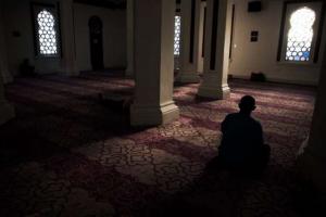 Apa Hukumnya Pengojek Online/Offline Menunggu Order Di Masjid?