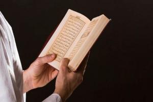 Apa Hukum Membaca Mushaf Saat Menjadi Imam Shalat?