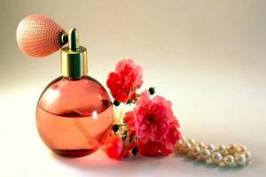 Bagaimana Hukum Wanita Memakai Parfum yang Aromanya Tidak Kuat?