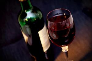 Samakah Antara Minum Anggur Dengan Minum Khamar?